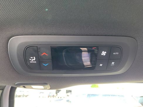Used 2025 Chrysler Pacifica Limited FWD image 19