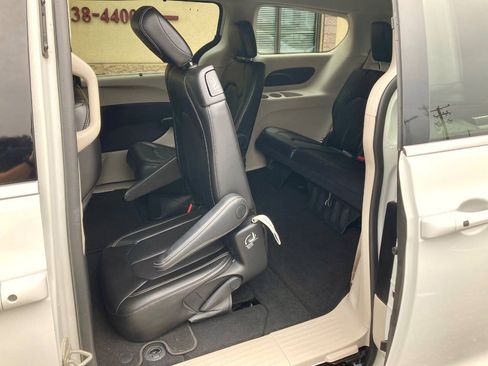 Used 2023 Chrysler Pacifica Touring-L FWD image 13