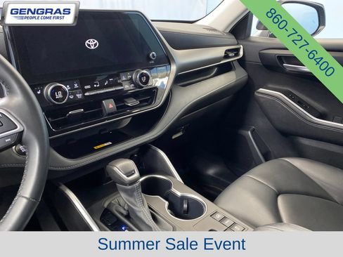 Used 2023 Toyota Highlander XLE AWD/4WD image 16