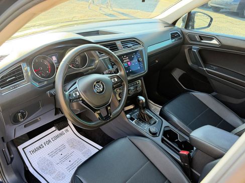 Used 2020 Volkswagen Tiguan SE w/ Panoramic Sunroof Package image 10