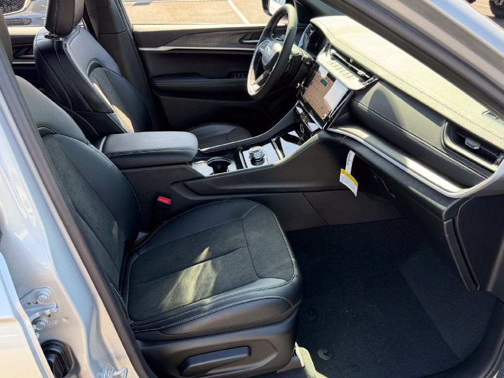 New 2026 Jeep Grand Cherokee Altitude RWD image 17