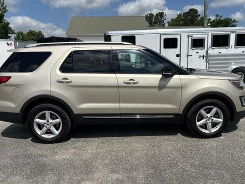 Used 2017 Ford Explorer XLT w/ Equipment Group 202A AWD/4WD image 5
