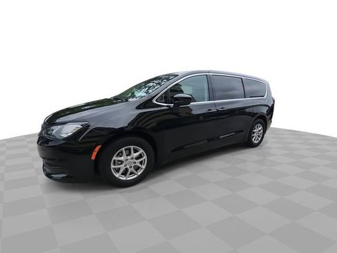 Used 2024 Chrysler Voyager LX FWD image 4