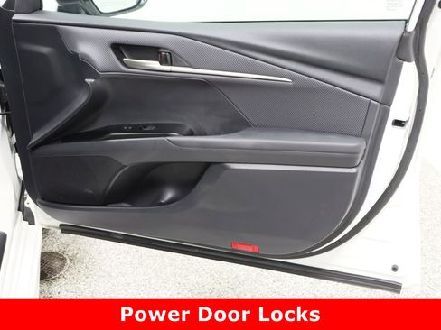 Used 2025 Toyota Camry SE image 35