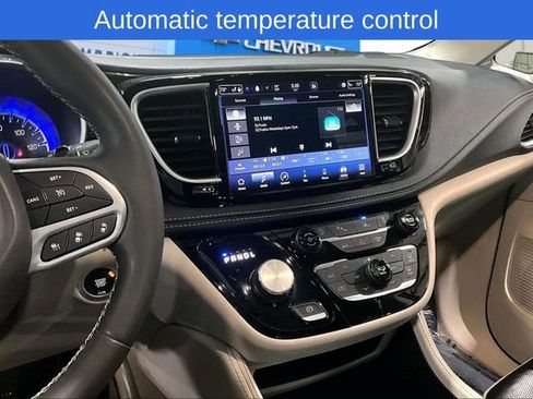 Used 2023 Chrysler Pacifica Limited image 12