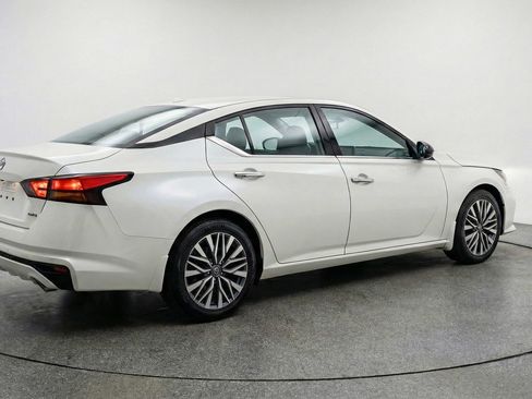 Used 2025 Nissan Altima 2.5 SV image 9