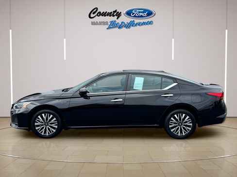 Used 2024 Nissan Altima 2.5 SV AWD/4WD image 3