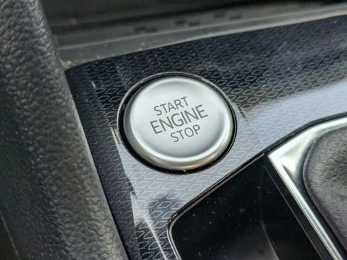 Certified 2025 Volkswagen Taos SE image 30