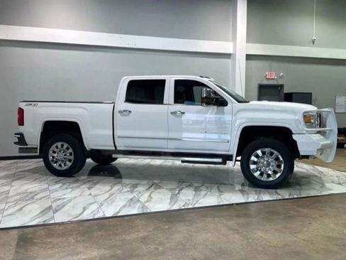 Used 2015 GMC Sierra 2500 Denali w/ Duramax Plus Package image 5