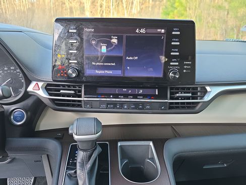 Used 2021 Toyota Sienna XLE image 19