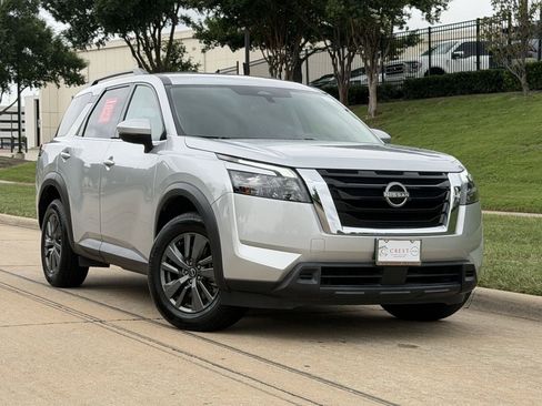 Used 2023 Nissan Pathfinder SV AWD/4WD image 2