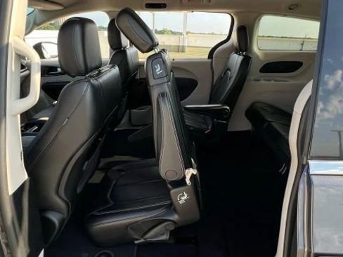 Used 2020 Chrysler Voyager Lxi image 24