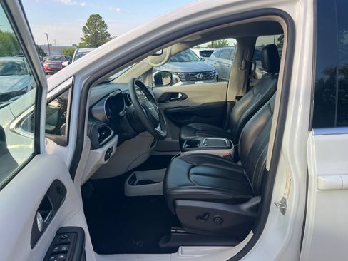 Used 2023 Chrysler Pacifica Touring-L FWD image 25