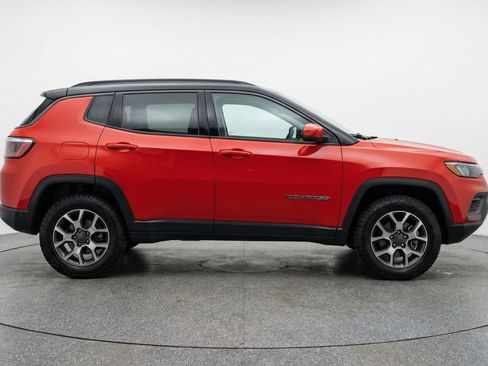 Used 2025 Jeep Compass Trailhawk AWD/4WD image 11