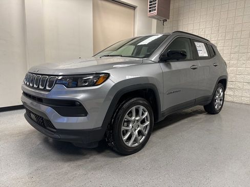 Used 2022 Jeep Compass Latitude image 2