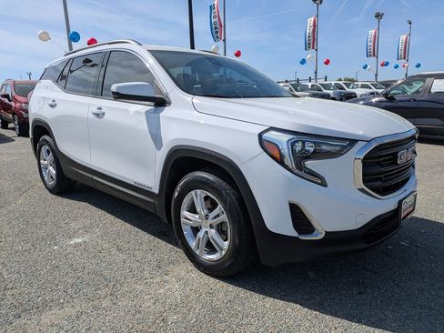 Used 2020 GMC Terrain SLE w/ Driver Convenience Package image 2