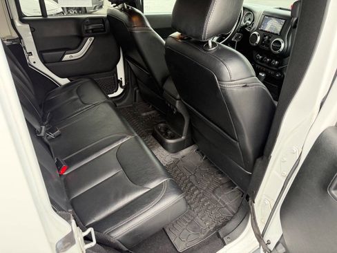 Used 2018 Jeep Wrangler Unlimited Sahara AWD/4WD image 22