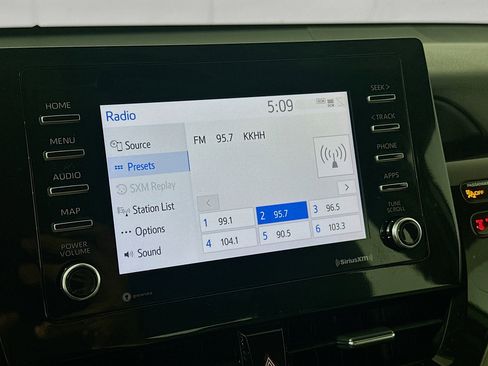 Used 2022 Toyota Camry SE image 19