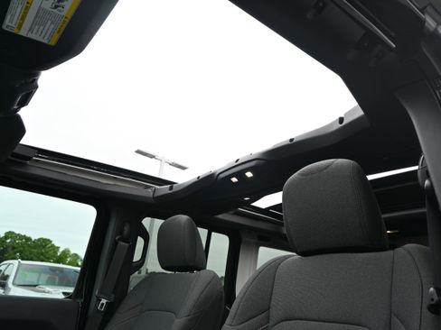 Used 2025 Jeep Wrangler Unlimited Sahara w/ Safety Group AWD/4WD image 29