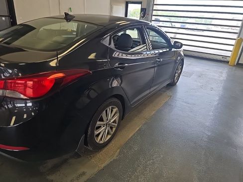 Used 2015 Hyundai Elantra SE w/ Option Group 02 FWD image 3