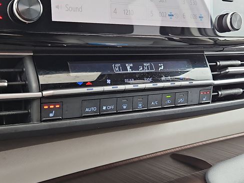 Used 2021 Toyota Sienna XLE image 16