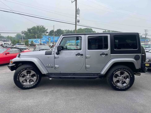 Used 2018 Jeep Wrangler Unlimited Sahara image 7
