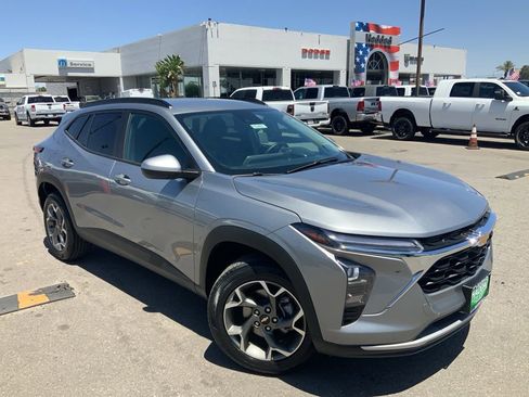 Used 2025 Chevrolet Trax LT w/ LT Convenience Package FWD image 1
