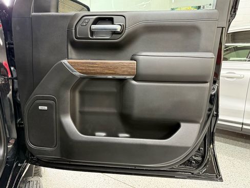 Used 2021 Chevrolet Silverado 1500 High Country w/ Technology Package image 18