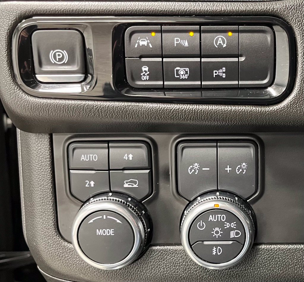 Used 2025 GMC Yukon XL Denali AWD/4WD image 29