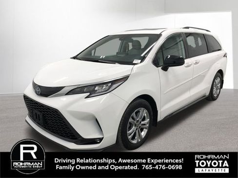 Used 2023 Toyota Sienna XSE w/ XSE Plus Package AWD/4WD image 2