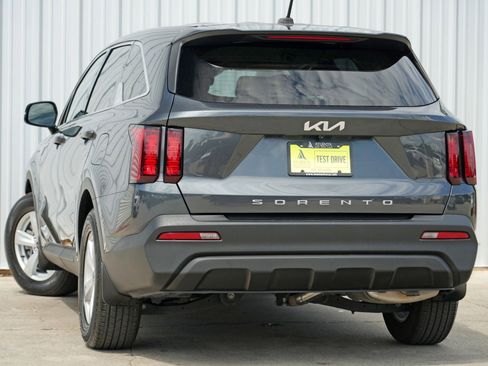 Used 2022 Kia Sorento LX image 5