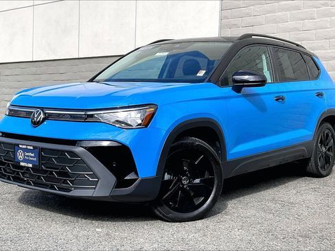 Certified 2025 Volkswagen Taos SE image 12