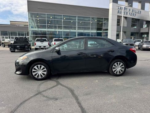 Used 2018 Toyota Corolla LE image 3