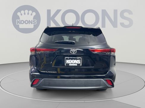 Used 2023 Toyota Highlander L FWD image 2