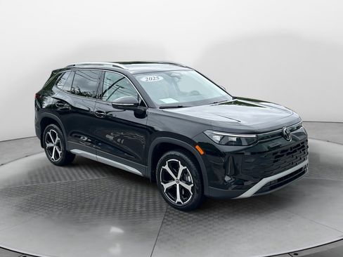 Certified 2025 Volkswagen Tiguan SE AWD/4WD image 1
