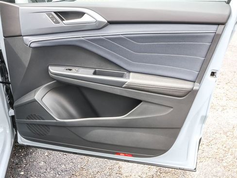 Used 2025 Volkswagen Taos SEL image 44