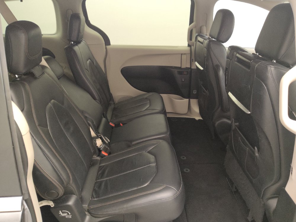 Used 2017 Chrysler Pacifica Touring-L Plus w/ Advanced Safetytec Group FWD image 19