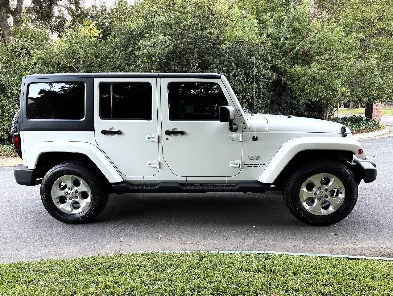 Used 2014 Jeep Wrangler Unlimited Sahara w/ Connectivity Group AWD/4WD image 8