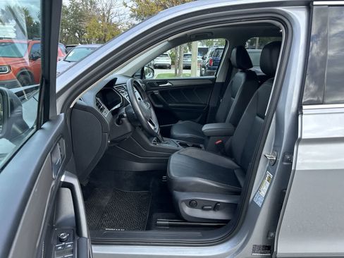Used 2022 Volkswagen Tiguan SE w/ Panoramic Sunroof Package FWD image 2