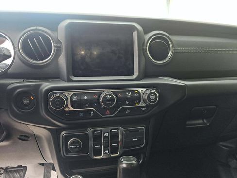 Used 2022 Jeep Wrangler Unlimited Sahara w/ Cold Weather Group AWD/4WD image 5