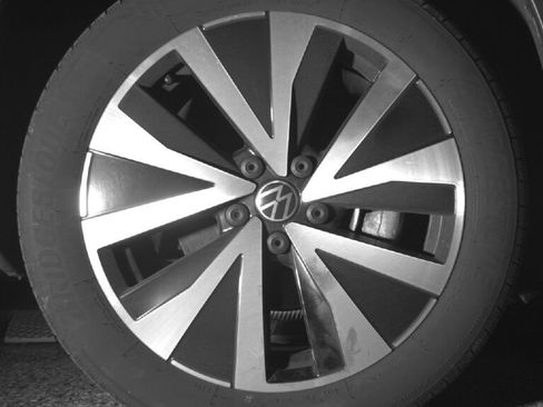 Used 2023 Volkswagen Taos SE w/ Panoramic Sunroof Package AWD/4WD image 11