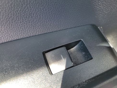 Used 2021 Toyota Highlander LE FWD image 15