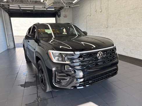 Used 2026 Volkswagen Atlas Cross Sport SEL R-Line AWD/4WD image 2