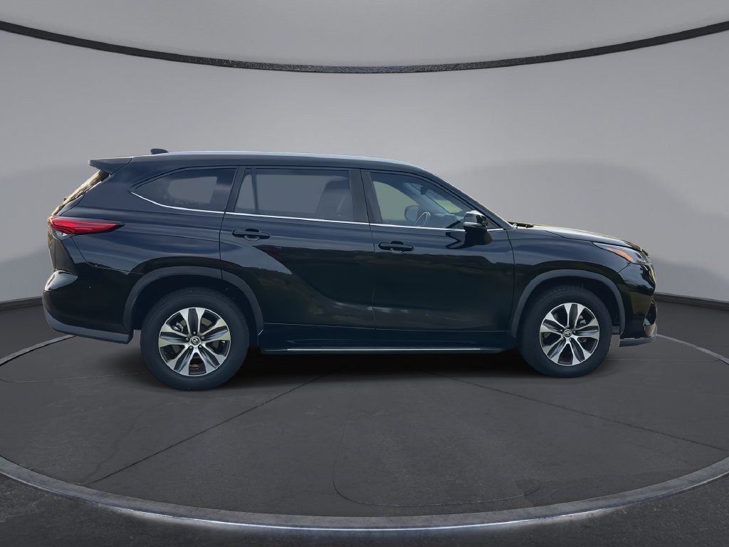Used 2023 Toyota Highlander XLE FWD image 9