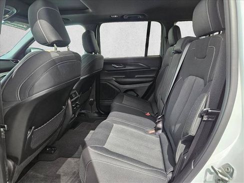 Used 2025 Jeep Grand Cherokee Laredo X RWD image 12