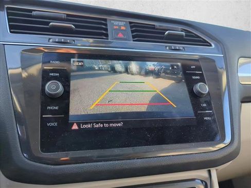 Used 2023 Volkswagen Tiguan SE w/ Panoramic Sunroof Package image 18