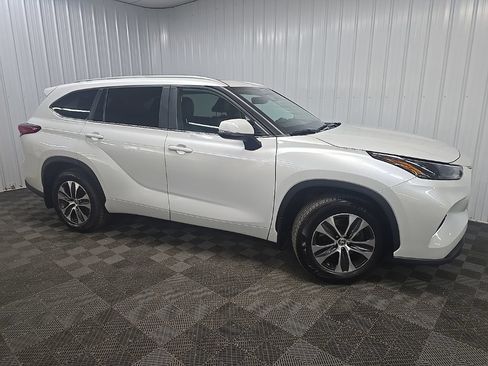 Used 2023 Toyota Highlander XLE AWD/4WD image 1