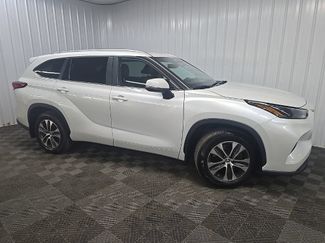 Used 2023 Toyota Highlander XLE AWD/4WD video 1