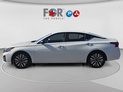 Used 2025 Nissan Altima 2.5 SV FWD image 11