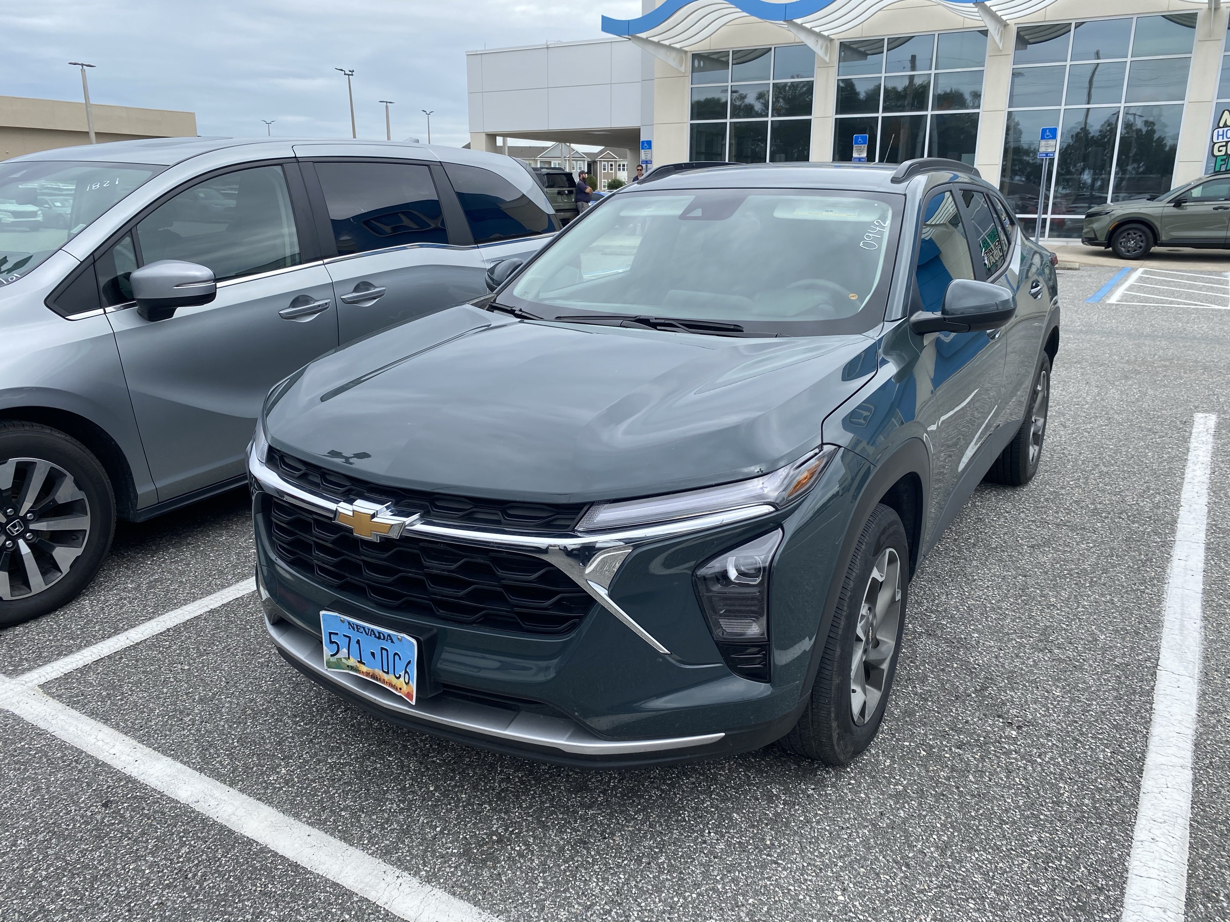 Used 2025 Chevrolet Trax LT FWD image 13